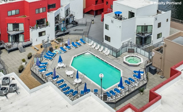 Outdoor Pool & Spa